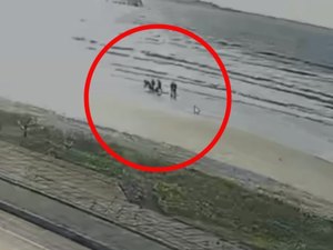 [Video] Câmeras de segurança flagram momento em que corpo surge no mar da Praia do Sobral
