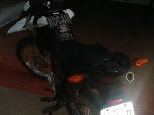Polícia persegue suspeito e recupera motocicleta roubada com rastreador