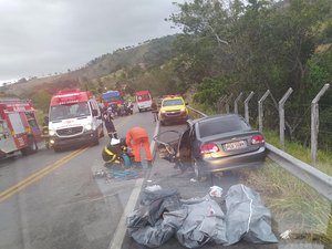 [Vídeo] Colisão entre carros de passeio deixa três pessoas mortas na BR-316 em Maribondo