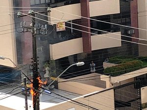 Poste pega fogo e assusta moradores no bairro da Ponta Verde
