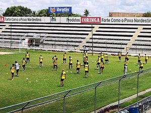 Beto Almeida relaciona 19 jogadores para o amistoso contra o Coruripe