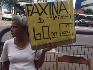 'Fico pensando em leis enquanto limpo privadas': a advogada que virou faxineira em São Paulo