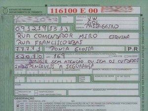 Motorista é multada por segurar coxinha e sachê de maionese enquanto dirigia