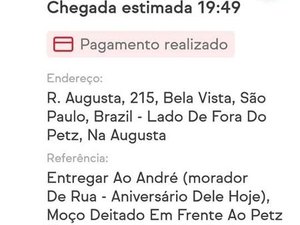 Entregador se comove ao entregar lanche de aniversário para morador de rua