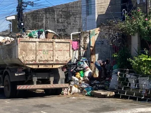 Prefeitura recolhe seis caçambas com entulho em residência no Santo Amaro