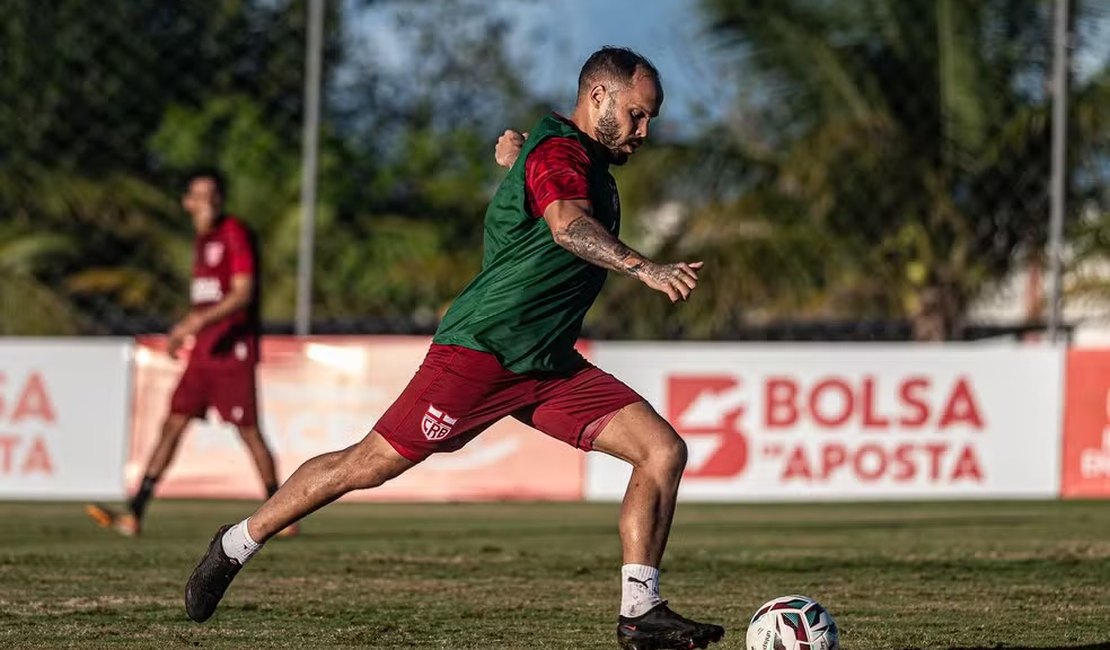 CRB embarca para Fortaleza e terá a volta do zagueiro Henri contra o Ceará