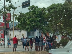 Moradores do Clima Bom fecham trecho da Av. Durval de Goes Monteiro