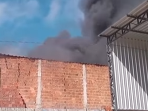 Incêndio destrói fábrica de estofados no bairro Canafístula, em Arapiraca