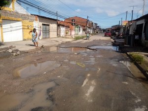 Moradores do Tabuleiro dos Martins reclamam de buracos na pista