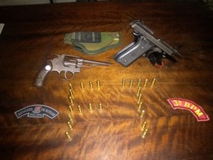 Armas de fogo são apreendidas durante festa no bairro Vergel do Lago