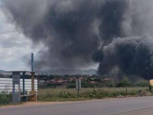 Moradores se assustam após ferro velho ser atingido por incêndio