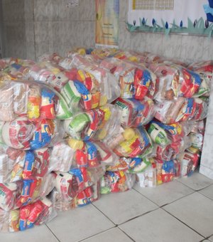 Prefeitura de Porto Calvo entrega kits de merenda escolar