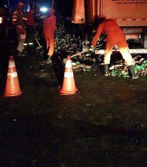 [Vídeo] Caminhão que transportava bebidas alcoólicas pega fogo na AL-220