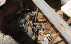 Moradores denunciam cratera em bairro e prefeitura conserta buraco
