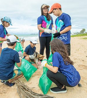 Mutirão de limpeza retira mais de 70 quilos de lixo da praia de Jacarecica