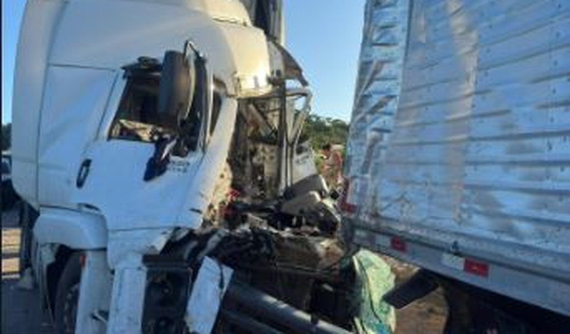 Dois acidentes envolvendo carretas na BR-101, em Junqueiro, deixa feridos e uma pessoa morta