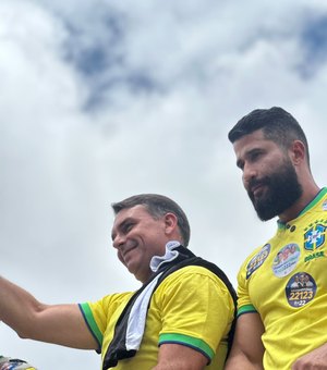 Ao lado de lideranças, Flávio Bolsonaro é recebido por multidão em Arapiraca