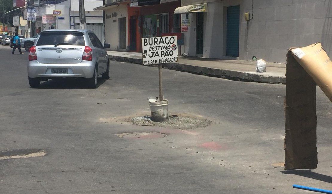 [Vídeo] Moradores da Jatiúca denunciam buracos em via pública e cobram solução