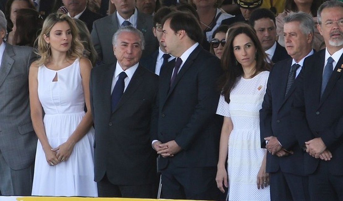 Com 'fora, Temer' e aplausos, presidente participa de desfile em Brasília