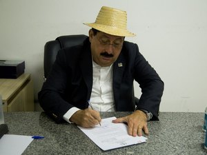 Prefeito de Rio Largo assina ordem de serviço para pavimentação e drenagem do bairro do Tabuleiro do Pinto