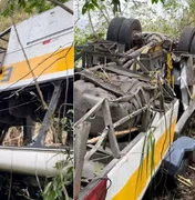 Ônibus que caiu na Serra da Barriga é terceirizado e passou por vistorias, diz prefeitura