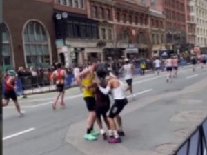 Brasileiro abre mão de recorde e ajuda rival na Maratona nos EUA