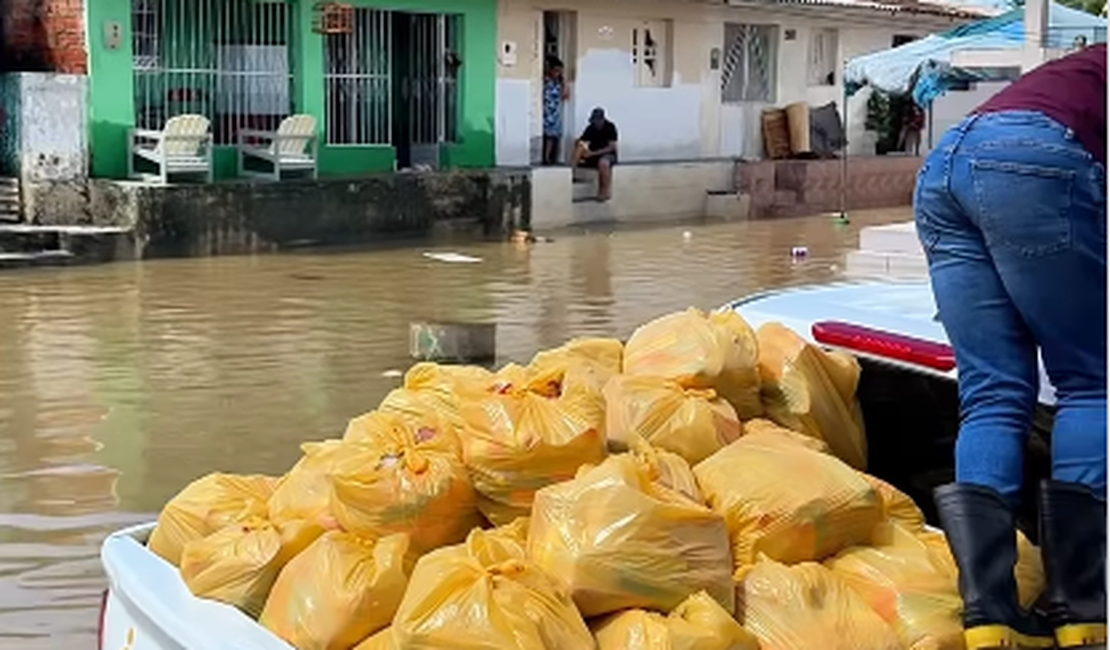 Prefeita de São Luís do Quitunde entrega cestas básicas às famílias vítimas da chuva
