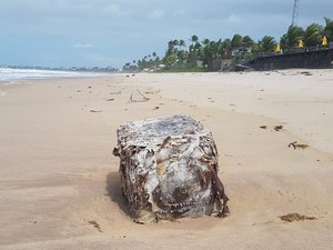 Caixas misteriosas voltam a aparecer no litoral de Pernambuco