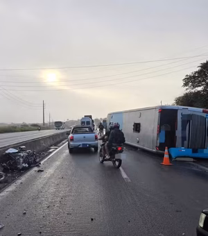 Ônibus sai da pista, tomba na BR-232 em Caruaru e 16 pessoas ficam feridas