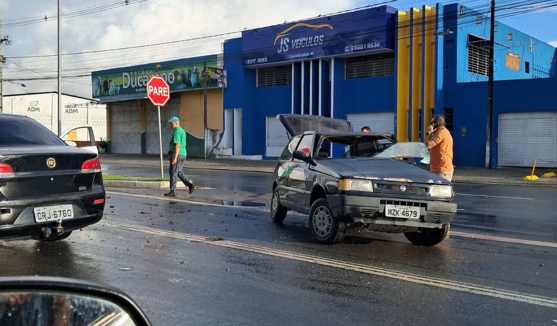 Acidente entre carros deixa homem ferido no Tabuleiro do Martins