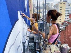Em homenagem aos 120 anos de Nise da Silveira, artista cria mural gigante em prédio de São Paulo