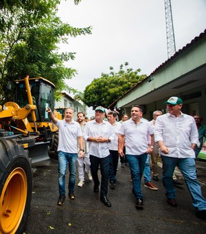 Governador e ministros entregam 30 máquinas agrícolas para municípios alagoanos