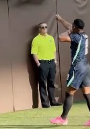 Deu a vida: fotógrafo cai em gol de Endrick e tombo viraliza nas redes