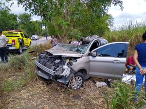 Colisão entre carro e árvore deixa enfermeira morta em Boca da Mata