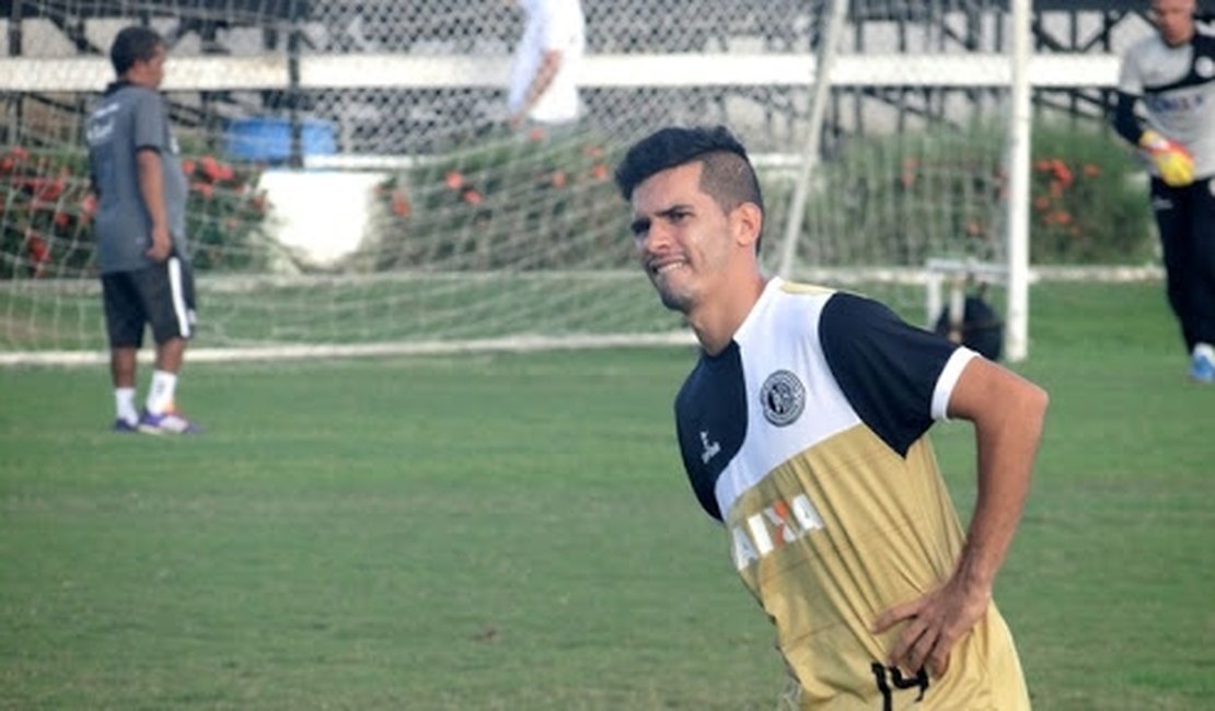 Fábio Alves reclama de salários atrasados e torcida critica jogador nas redes sociais