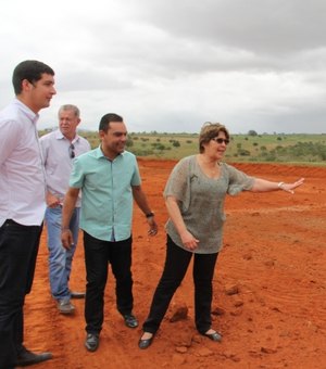 Célia Rocha e prefeitos da região visitam obras do aterro do Agreste
