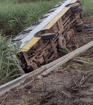 Ônibus com trabalhadores tomba ao cair em ribanceira de Porto Calvo