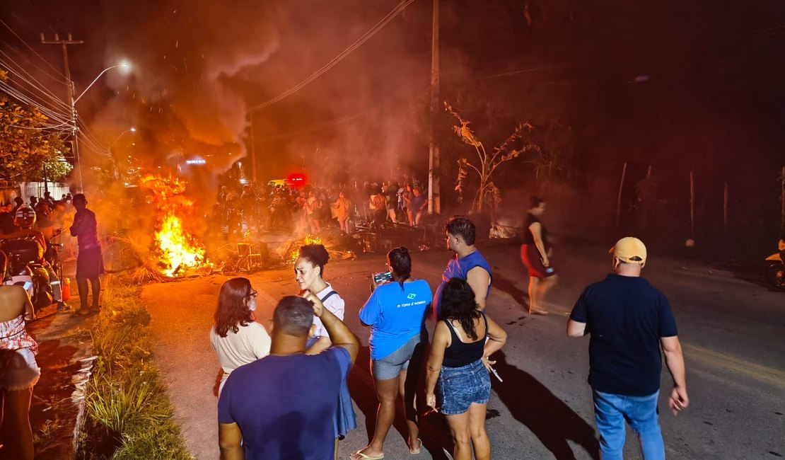 Caso Maxsoell: família bloqueia AL-101 Norte e cobra avanço nas investigações