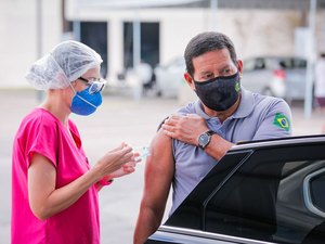 Hamilton Mourão toma segunda dose de vacina contra a covid-19