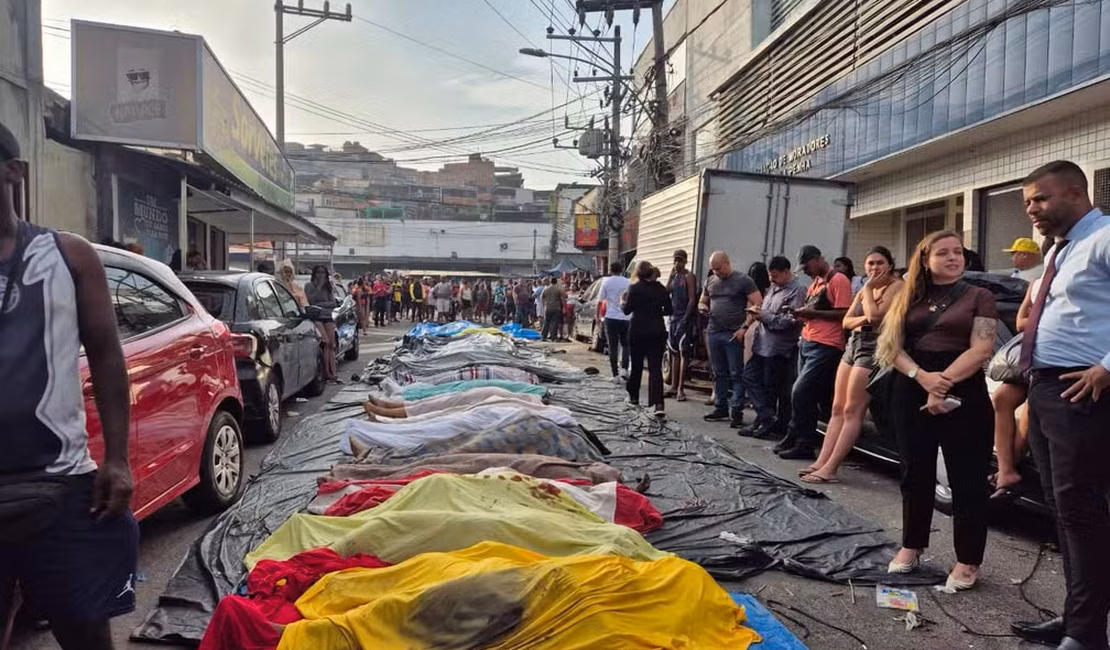 Pelo menos 55 corpos são levados por moradores para praça na Penha; mortes não constavam no balanço