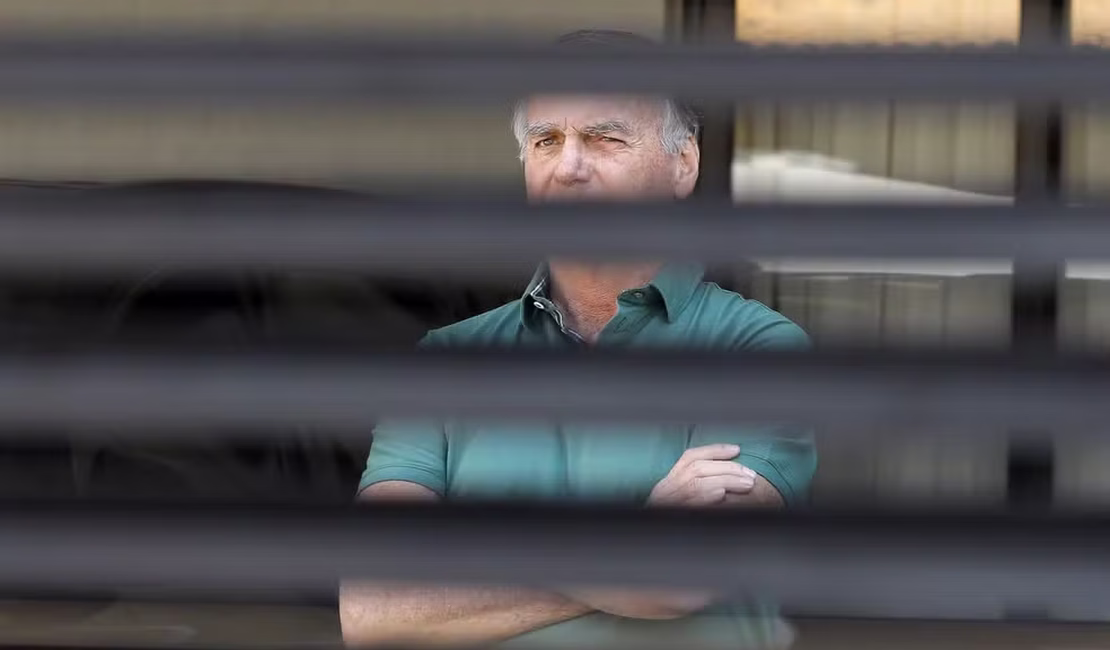 Defesa de Bolsonaro vai entrar com novos recursos, mas já prepara laudos médicos para prisão domiciliar