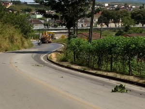 Bombeiros limpam pista após derramamento de óleo em São José da Lage