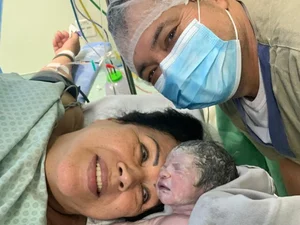 Após FIV, mulher de 62 anos dá à luz 6º filho; médica explica técnica