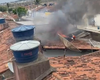 [Vídeo] Incêndio atinge duas casas e deixa morador ferido em Arapiraca