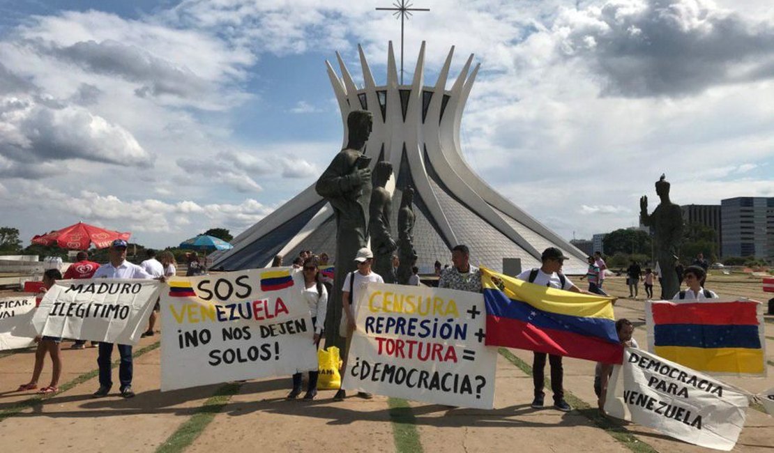 Venezuelanos protestam contra Maduro em frente à Catedral de Brasília