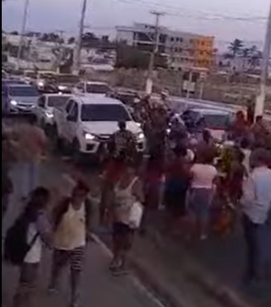Moradores da Vila Emater realizam protesto na AL-101 norte sobre falta d'água