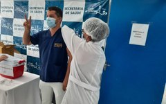 Médico é imunizado contra Covid-19 em Porto de Pedras