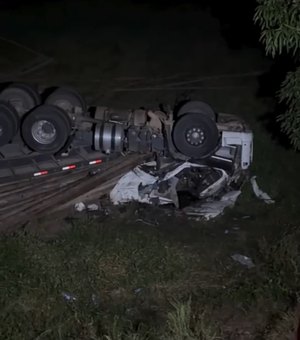 Carreta cai em ribanceira e motorista morre na Avenida Cachoeira do Meirim