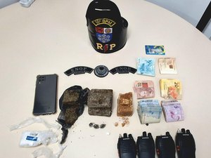 PM apreende duas armas e quase meio quilo de drogas no Agreste de Alagoas