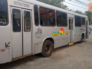 Assaltantes rendem motorista e fazem arrastão em ônibus de Maceió